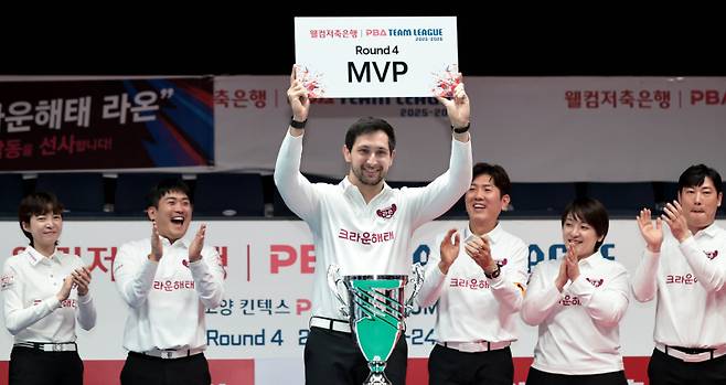 크라운해태 다비드 마르티네스가 팀리그 4라운드 MVP 수상 후 세리머니를 하고 있다. PBA 제공