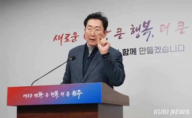 25일 현안 브리핑에 나선 원강수 강원 원주시장. 윤수용 기자