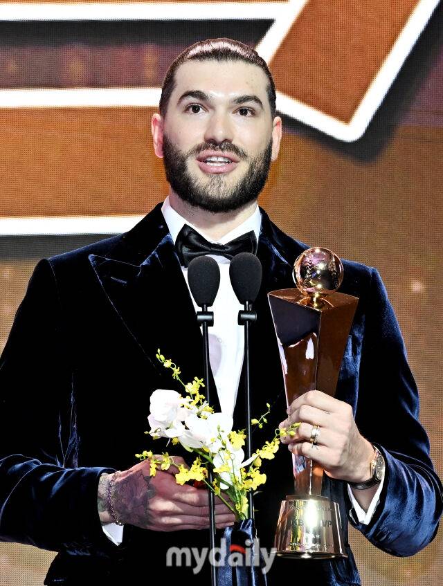 한화 폰세가 24일 오후 서울 잠실 롯데호텔 월드에서 진행된 '2025 KBO 시상식'에서 MVP를 수상하고 있다. 'KBO 시상식'은 퓨처스리그 투·타 개인 부문별 1위 선수 시상을 시작으로 KBO 리그 투·타 개인 부문별 1위 선수, KBO 심판상, 각 포지션별 KBO 수비상, 신인상 및 MVP 시상으로 진행된다./잠실 = 송일섭 기자