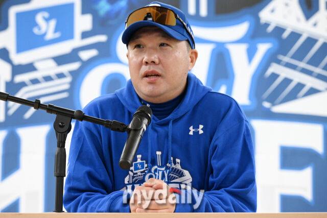 22일 대구 삼성라이온즈파크에서 열린 '2025 신한 SOL BANK KBO 포스트 시즌' 삼성 라이온즈와 한화 이글스 플레오이프(PO) 4차전 경기. 삼성 박진만 감독이 경기 전 인터뷰에 참해 질문에 답하고 있다./마이데일리