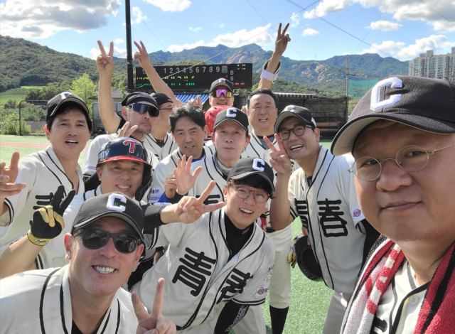연예인야구팀인 청춘야구단 멤버. 맨오른쪽이 올해 감독을 역임한 만화가 박광수. 앞줄 맨왼쪽은 개그맨 겸 방송인 이병진. /청춘야구단