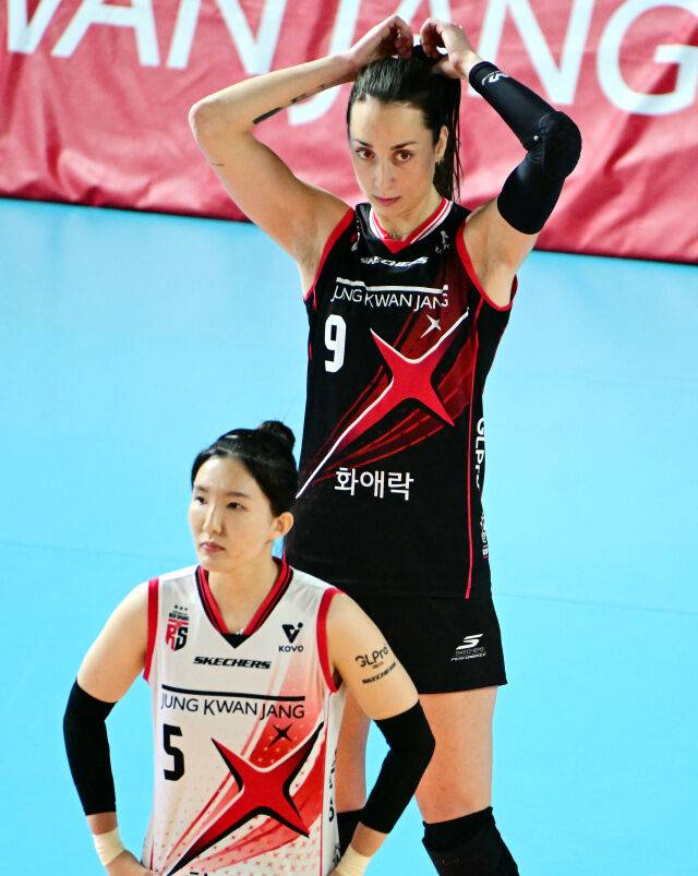 1세트에서 부진했던 자네테게 2세트 다부진 표정으로 머리를 묶고 있다. / 한국배구연맹( KOVO)