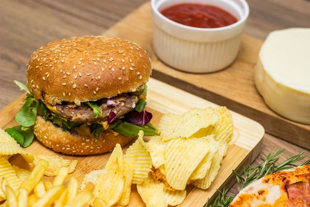 ‘1만원 시대’를 넘어서는 순간, 햄버거는 싼 메뉴가 아닌 가성비를 기반으로 한 정교한 외식 대체재가 됐다. 게티이미지