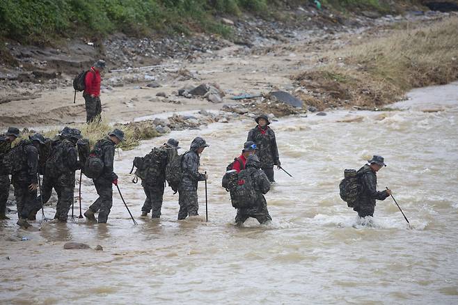 2023년 7월18일 임성근 전 해병대 1사단장은 직접 실종자 수색 현장을 점검했다. ⓒEPA