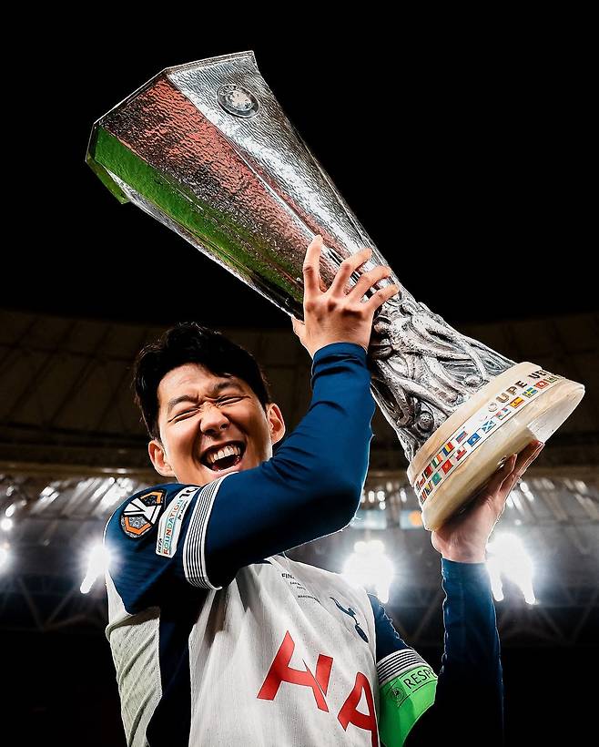 LAFC에서 뜨거운 3개월을 보낸 손흥민이 12월 중 친정 토트넘을 방문할 것으로 보인다. 5월 스페인 빌바오에서 UEL 트로피를 번쩍 들어올린 모습. 사진출처|토트넘 홋스퍼 페이스북