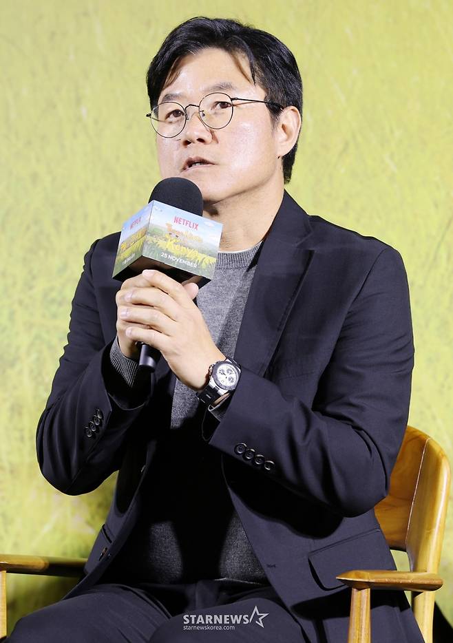 나영석 PD가 25일 서울 용산구 CGV아이파크몰에서 진행된 넷플릭스 예능 ‘케냐 간 세끼’ 제작발표회에 참석해 질의응답을 하고 있다. /2025.11.25 /사진=김휘선 hwijpg@