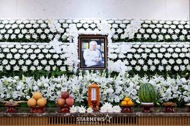 향년 91세로 별세한 25일 별세한 배우 故이순재(전 국회의원)의 빈소가 서울아산병원 장례식장에 마련돼 있다. 발인은 27일 오전 6시 20분, 장지는 경기 이천 에덴낙원이다. /=사진공동취재단 /2025.11.25 /사진=사진공동취재단