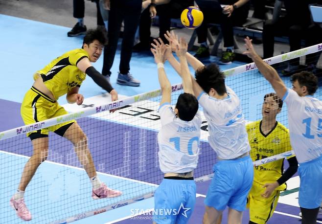 KB 나경복이 25일 인천 계양체육관에서 열린 2025-2026 진에어 V리그 대한항공과 KB손해보험과의 경기에서 삼중블로킹에 강타를 터트리고 있다. /사진=강영조 선임기자