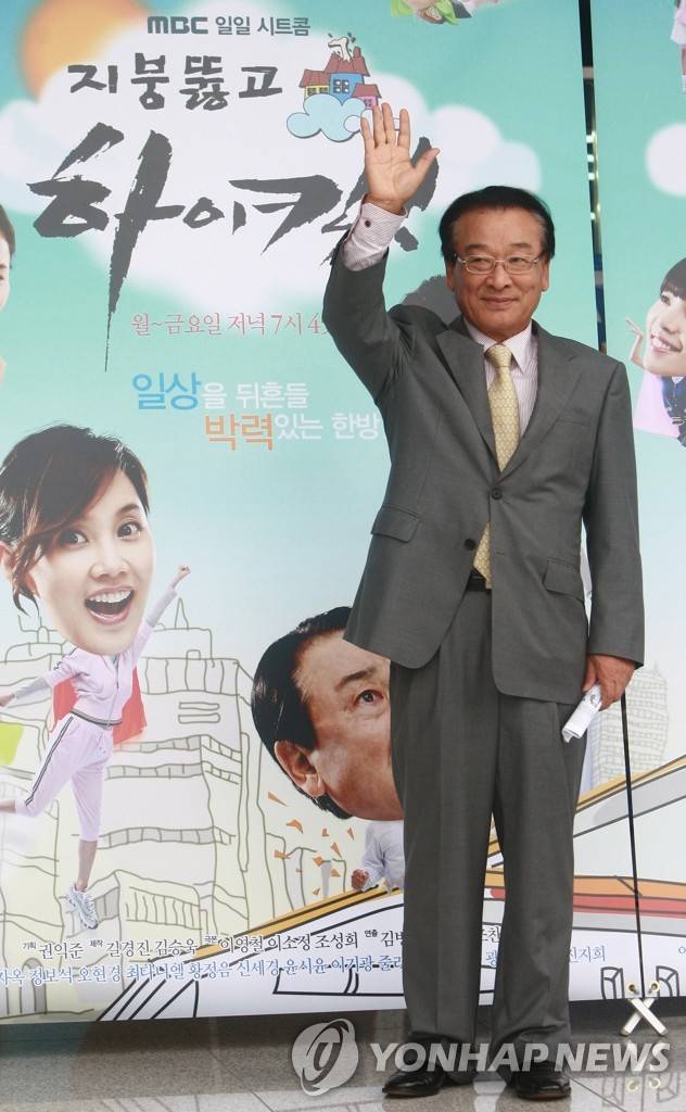 이순재, 하이킥에서 다시 만나요 (고양=연합뉴스) 유용석 기자 = 26일 오후 경기도 일산 MBC 드림센터에서 열린 MBC 새 일일시트콤 '지붕뚫고 하이킥' 제작보고회에서 배우 이순재씨가 포즈를 취하고 있다. 2009.8.26 yalbr@yna.co.kr