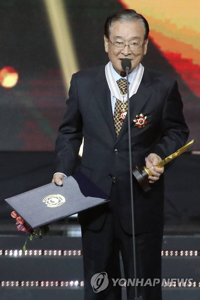 '국민배우' 이순재, 은관문화훈장 수훈 (서울=연합뉴스) 진연수 기자 = 배우 이순재가 24일 오후 서울 송파구 올림픽공원 올림픽홀에서 열린 2018 대한민국 대중문화예술상 시상식에서 은관문화훈장 수상 후 소감을 말하고 있다. 2018.10.24 jin90@yna.co.kr