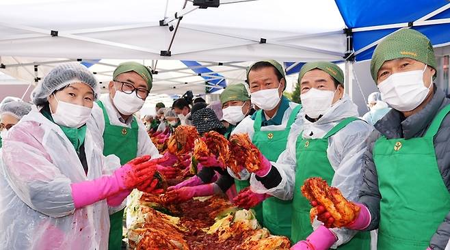 ▲ 26일 영천시새마을부녀회 '2025 사랑의 김장 나누기 행사'에서 한세현 지회장, 최기문 시장, 김선태 시의장(오른쪽부터) 등이 김장김치를 담그며 기념촬영을 하고 있다. 권오석 기자