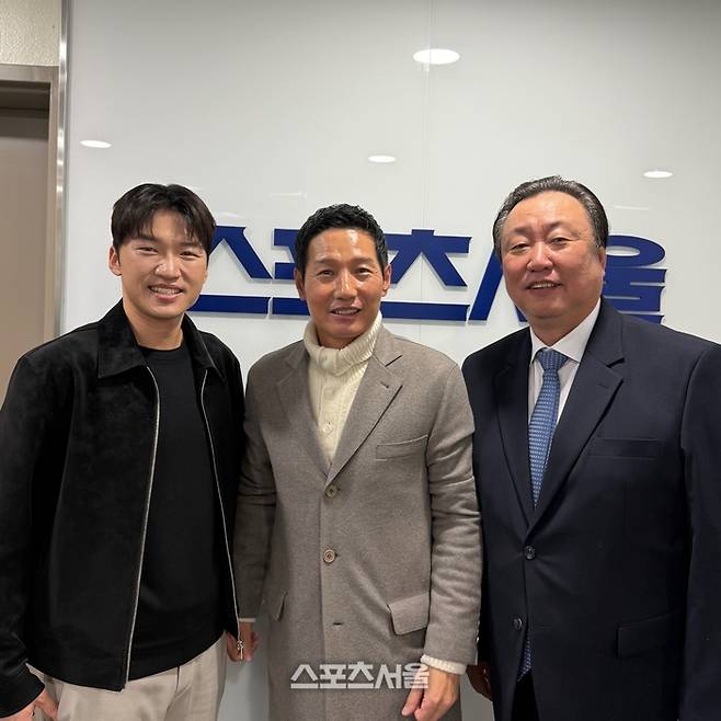 박해민, 염경엽, 차명석이 스포츠서울 본사 앞에서 웃어 보이고 있다. 사진 | 박연준 기자 duswns0628@sportsseoul.com