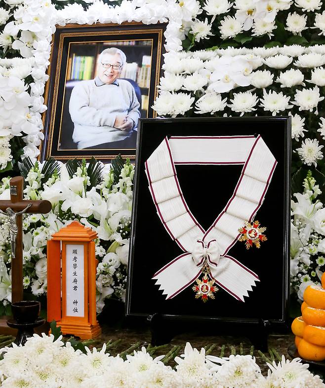 26일 서울 송파구 풍납동 서울아산병원 장례식장에 마련된 배우 이순재의 빈소에 금관문화훈장이 놓여져 있다. 정부는 지난 25일 고인에게 금관문화훈장(1등급)을 추서했다. 문화훈장은 문화예술 발전과 국민 문화 향유에 기여한 공적이 뚜렷한 자에게 수여하는 훈장이다. 2025.11.26. 사진 | 사진공동취재단