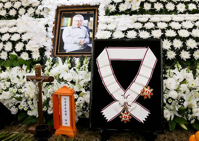 26일 서울 송파구 풍납동 서울아산병원 장례식장에 마련된 배우 이순재의 빈소에 금관문화훈장이 놓여져 있다. 사진 | 사진공동취재단