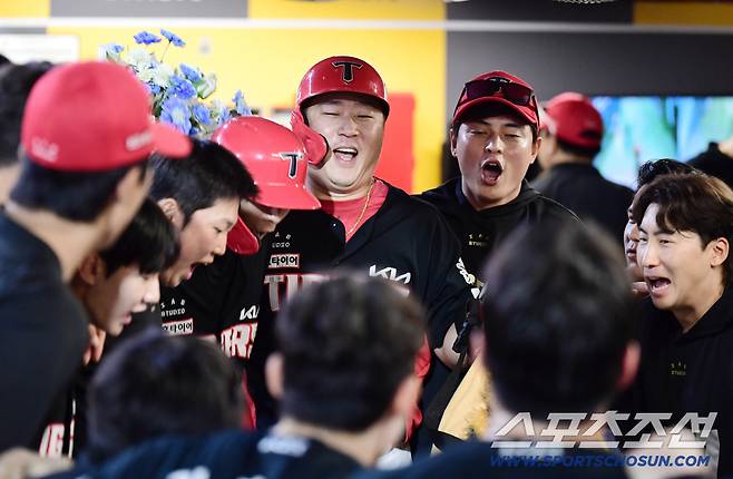 올 시즌 20호. 9회 투런 홈런을 날린 KIA 최형우.