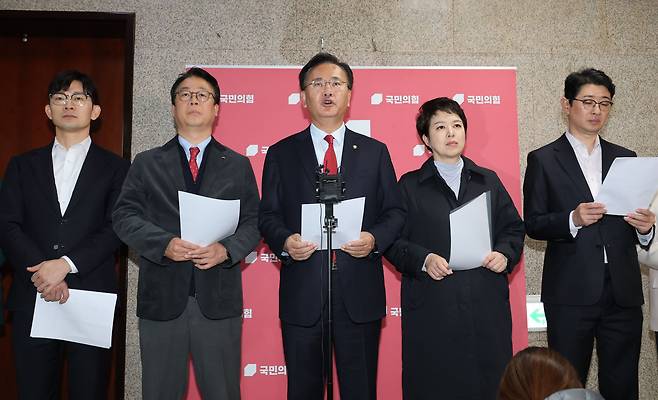 국민의힘 유상범 원내수석부대표를 비롯한 국회 운영위원회 소속 의원들이 26일 서울 여의도 국회에서 민주당의 무제한토론(필리버스터) 제도 변경 처리를 규탄하며 기자회견을 하고 있다. /연합뉴스