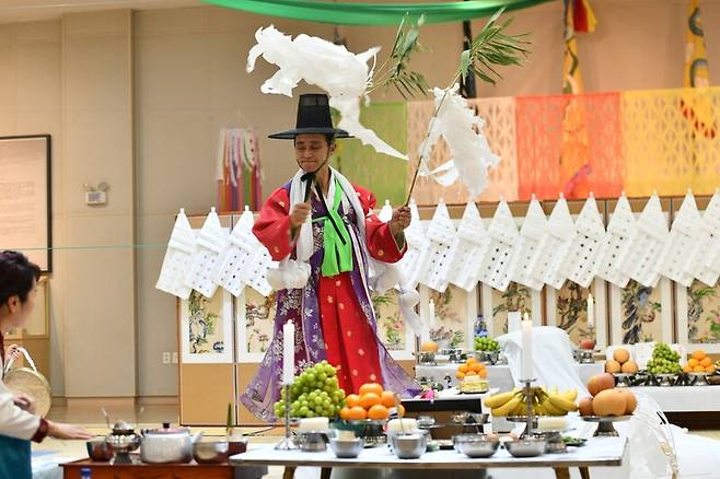 지난 22일 제주시 건입동 사라봉 제주칠머리당영등굿 전수관에서 칠머리당영등굿보존회가 고인을 위한 ‘귀양풀이굿’을 하고 있다. 제주민예총 제공