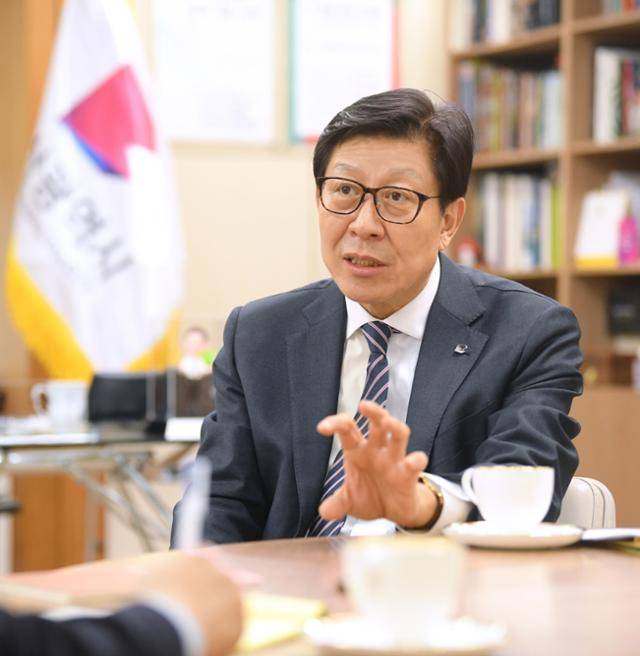 박형준 부산시장은 25일 "부산이 세계적인 해양경제 중심축으로 도약하는 과업을 중앙정부, 국회, 지역사회와 긴밀히 협력해 반드시 관철하겠다"고 말했다. 부산시 제공