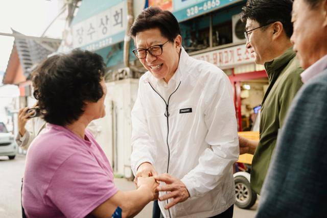 박형준 부산시장이 부산의 한 시장에서 시민을 만나 이야기를 나누고 있다. 부산시 제공