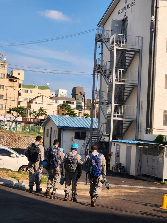 울산지역 조선소에서 일하는 외국인 근로자들이 기숙사로 퇴근하고 있는 모습. 김윤호 기자