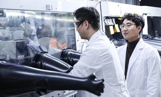 지난 19일 최효성 한양대 화학과 교수(오른쪽) 연구팀이 서울 성동구 한양대 서울캠퍼스 자연과학관 연구실에서 광전효과 연구를 진행하는 모습. 김경록 기자.