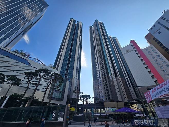 서울 동대문구 전농동 '청량리역롯데캐슬 SKY-L65' 전경. 사진=이송렬 기자.