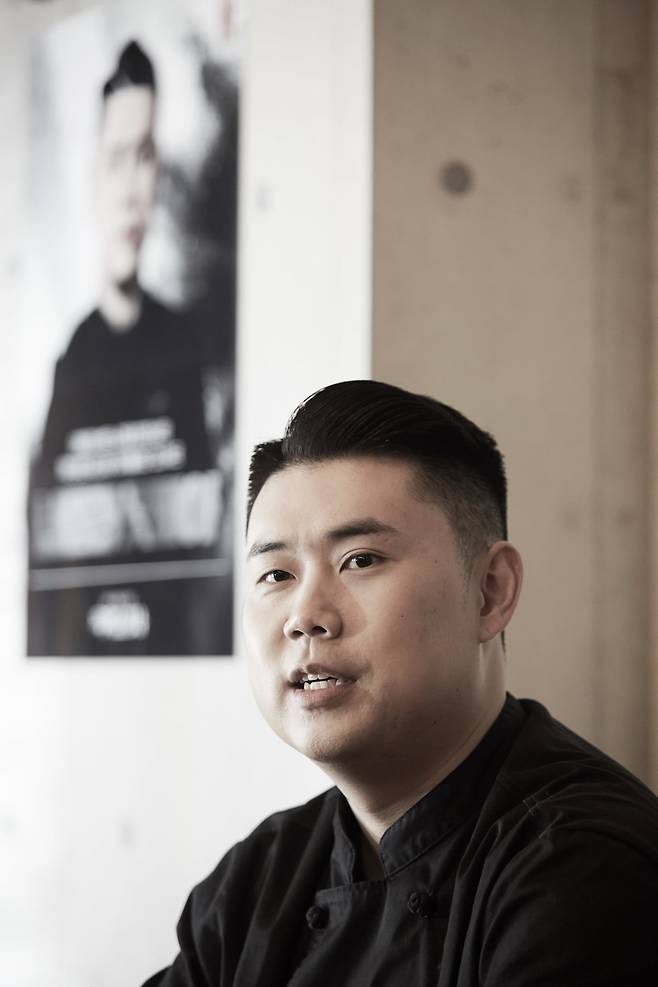 권성준 셰프가 서울 용산구 '비아 톨레도 파스타 바'에서 한국경제신문과 인터뷰를 하고 있다. ⓒ문덕관