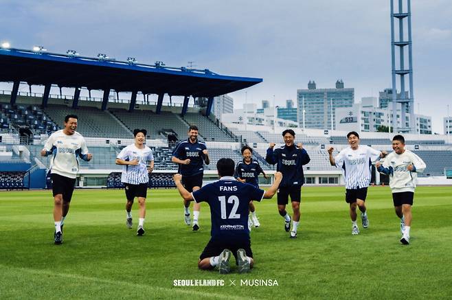 무신사 협업 의류 화보. 서울 이랜드 FC 제공
