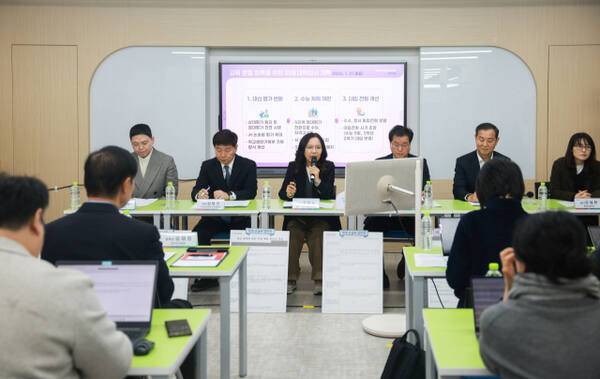 경기도교육청이 25일 화성 봉담고에서 ‘하이러닝 AI 서논술형평가’에 대한 현장 정책브리핑을 진행하고 있다. 경기도교육청 제공