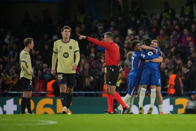 바르셀로나의 안드레아스 크리스텐센(왼쪽 두 번째)이 26일 오전(한국시간) 영국 잉글랜드 런던의 스탬퍼드 브리지에서 열린 2025∼2026 UEFA 챔피언스리그 리그 페이즈 5차전에서 후반 28분 세 번째 실점 뒤 침통한 표정을 짓고 있다. 반면 첼시 선수들(오른쪽)은 함께 모여 기쁨을 나누고 있다. AP 뉴시스