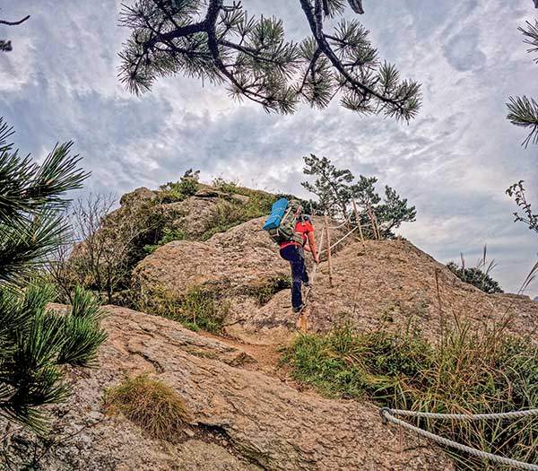 투구봉에서 그림산 정상으로 향하는 길. 슬랩 구간마다 구조물이 설치되어 있어 초보자도 쉽게 오를 수 있다.