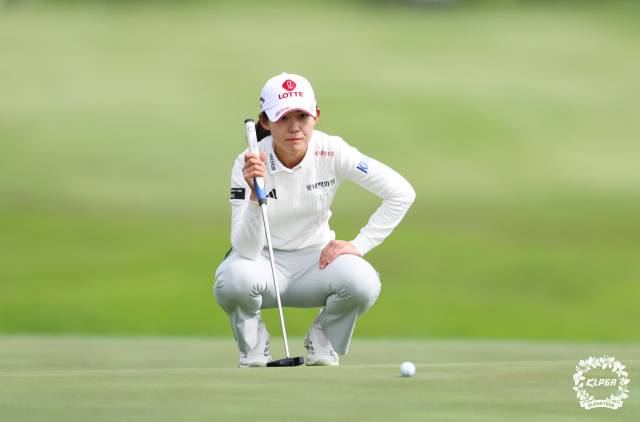 그린 경사를 파악하고 있는 황유민. 사진 제공=KLPGA