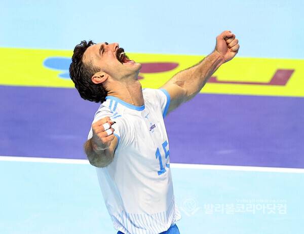 대한항공 러셀, 끝내기 서브에이스 환호.