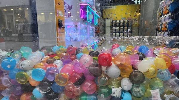 창원시 마산합포구 창동의 한 가차숍에 캡슐이 쌓여있다. /이원재 기자