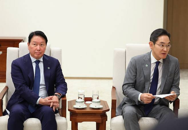 지난달 1일 용산 대통령실에서 열린 이재명 대통령과 오픈AI 샘 올트먼 대표의 접견에 참석한 이재용 삼성전자 회장(오른쪽)이 발언하고 있다.(사진=연합뉴스)