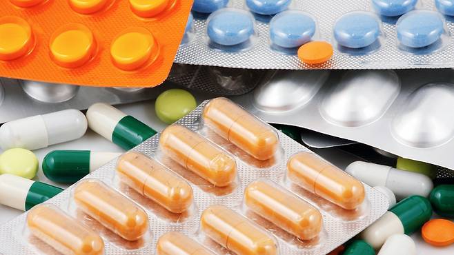 AI는 약물·질환·생리 상태를 종합적으로 판단하는 약료 의사결정 지원 도구로 활용될 수 있다|출처: 클립아트코리아