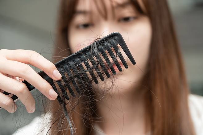 머리카락이 너무 많이 빠진다면 식단을 점검해볼 필요가 있다. 철분이 부족하면 머리털이 많이 빠진다. 사진=게티이미지뱅크