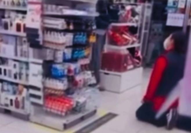 순청 다이소 매장에서 직원에게 갑질을 한 여성의 모습이 큰 논란이 되고 있다. 출처=쓰레드, 인스타그램