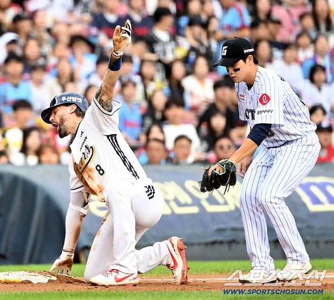 28일 잠실야구장에서 열린 롯데와 두산의 경기, 8회말 2사 만루 두산 케이브가 3타점 3루타를 치고 환호하고 있다. 잠실=허상욱 기자wook@sportschosun.com/2025.09.28/