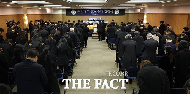 '국민배우 고 이순재 영결식'. 정부는 70년 가까이 연기 인생을 걸어온고 이순재 배우에게 금관문화훈장을 수여해 뜻을 기렸다. 금관문화훈장은 문화예술 발전에 기여한 공적이 뚜렷한 인사에게 주는 훈장이다. /서예원 기자