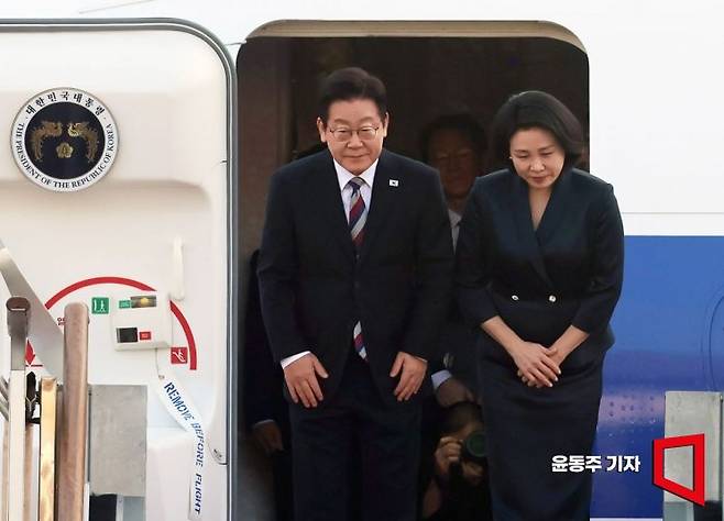 주요 20개국(G20) 정상회의 참석과 아프리카·중동 4개국 순방을 마친 이재명 대통령과 김혜경 여사가 26일 경기도 성남 서울공항에 도착, 공군 1호기에서 내리고 있다. 2025.11.26 윤동주 기자