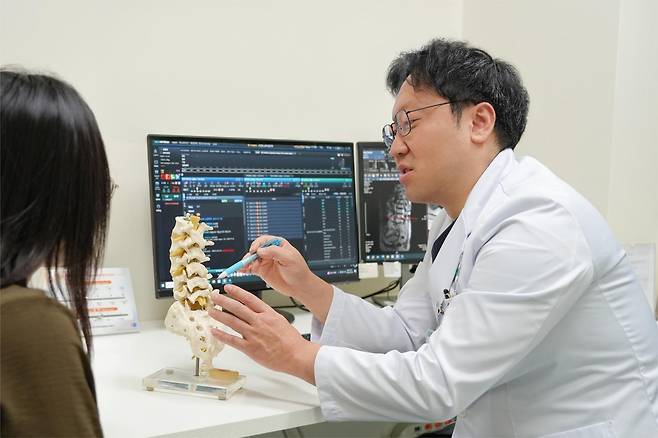 박종혁 분당제생병원 척추센터 신경외과 과장이 척추 모형을 가리키며 환자에게 허리 통증에 관해 설명하고 있다.
분당제생병원 제공