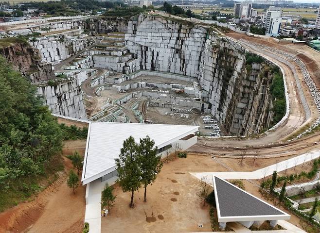 전북 익산시 황등면에 있는 ‘황등석산’ 채석장을 한눈에 내려다볼 수 있는 전망대 겸 카페. 중장비가 석재를 잘라내는 모습을 보며 차를 마시는 이색 체험이 가능해 관광객의 발길이 이어지고 있다. 익산시 제공