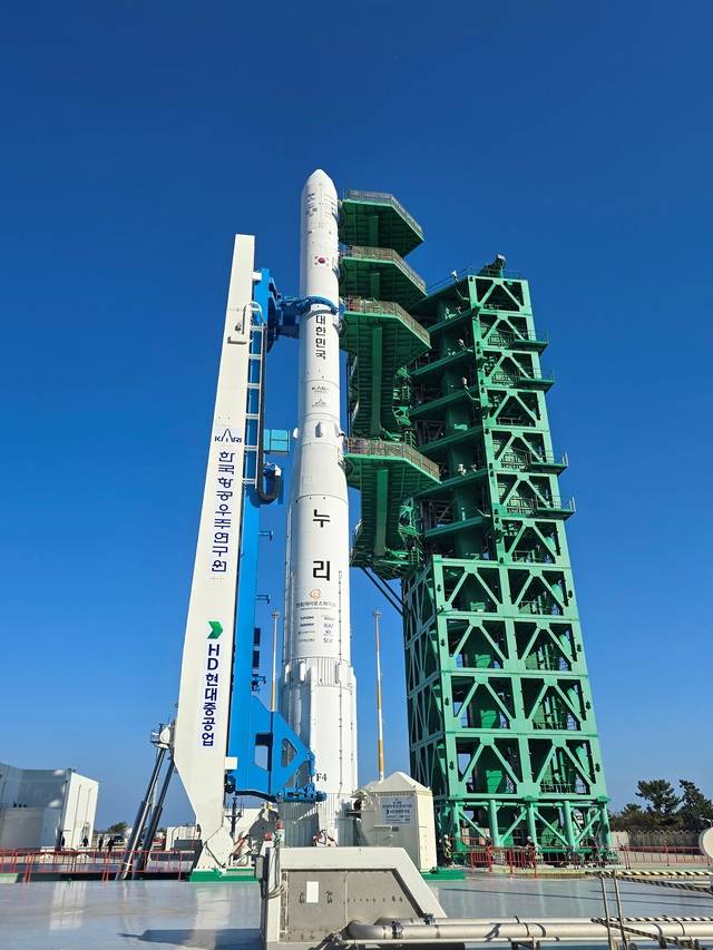 HD현대중공업이 전남 고흥 나로우주센터에 구축한 발사대에서 발사 준비를 마친 누리호의 모습. HD현대 제공.