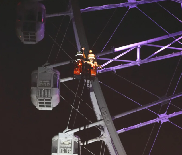 일본 대관람차 '오사카휠'이 낙뢰 영향으로 고장나자 소방대원들이 사다리차를 동원해 승객들을 구조하고 있다. 사진=오사카인포 캡처