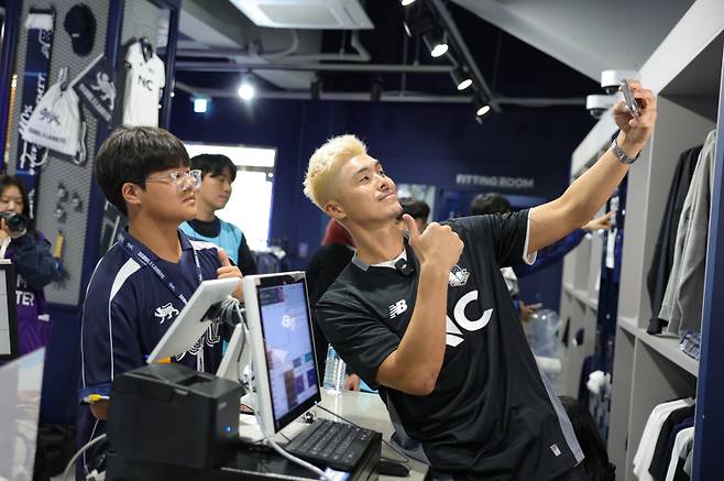 창단 멤버 김영광의 공식 스토어 일일 점원 활동 모습. 사진=서울 이랜드