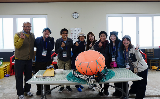 김녕 해녀 작업장에서 제주 해녀들과 일본 워케이션 참가자들이 함께 체험을 마친 뒤 기념 촬영을 하고 있다. (제주관광공사 제공)