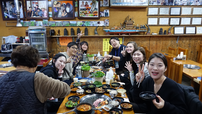 일본 워케이션 참가자들이 김녕 로컬 식당에서 주민들과 저녁을 나누며 교류했다. (제주관광공사 제공)