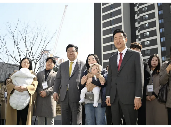 오세훈 서울시장이 지난 3월 216가구가 미리내집으로 공급되는 광진구 롯데캐슬 이스트폴을 찾아 입주예정 신혼부부들과 현장을 둘러보고 있다. 서울시 제공