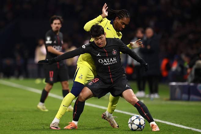 PSG의 이강인이 27일(한국시간) 프랑스 파리의 파르크 데 프랭스에서 열린 토트넘과의 2025~2026 UCL 리그 페이즈 5차전에서 볼경합을 하고 있다. AFP연합뉴스